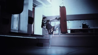 年轻女孩搏击训练黑白场景背景图片